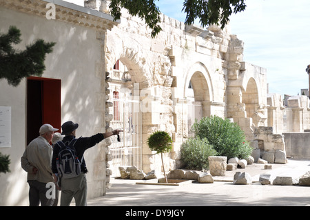 Mittleren Alters männliche Touristen Anzeigen von antiken Ruinen in das römische Theater in Arles, Frankreich. Stockfoto