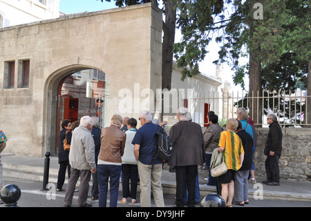 Mittleren Alters Touristen Anzeigen von antiken Ruinen in das römische Theater in Arles, Frankreich. Stockfoto