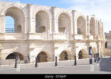 Den Vordermann bis Stein gestrahlt Bögen der Roman Amphitheatre in Arles, Frankreich Stockfoto