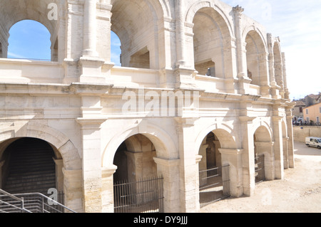 Den Vordermann bis Stein gestrahlt Bögen der Roman Amphitheatre in Arles, Frankreich Stockfoto