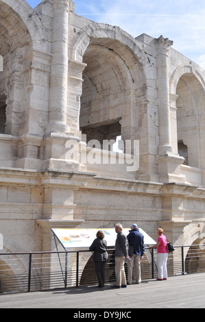 Touristen besuchen die Vordermann bis Stein gestrahlt Bögen der Roman Amphitheatre in Arles, Frankreich Stockfoto