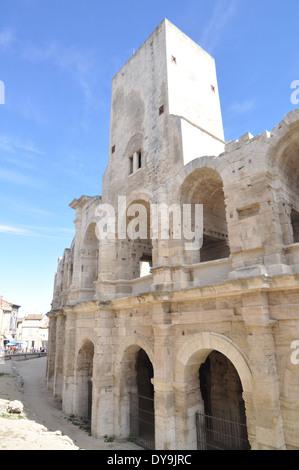 Den Vordermann bis Stein gestrahlt Bögen der Roman Amphitheatre in Arles, Frankreich Stockfoto