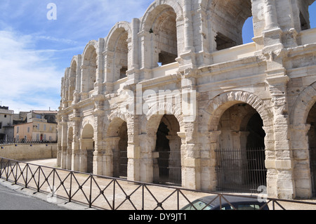 Den Vordermann bis Stein gestrahlt Bögen der Roman Amphitheatre in Arles, Frankreich Stockfoto