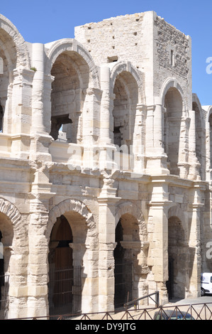 Den Vordermann bis Stein gestrahlt Bögen der Roman Amphitheatre in Arles, Frankreich Stockfoto