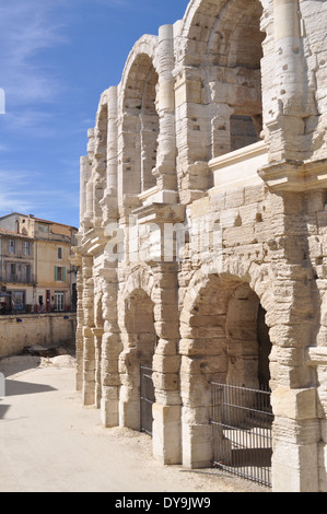 Den Vordermann bis Stein gestrahlt Bögen der Roman Amphitheatre in Arles, Frankreich Stockfoto