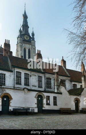 Kortrijk Beginenhof und der Turm von St. Martin (Maarten) Kirche. Belgien. Stockfoto