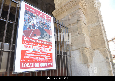 Plakat Werbung Stierkampf auf den Vordermann bis Stein gestrahlt Bögen von Roman Amphitheatre in Arles, Frankreich Stockfoto