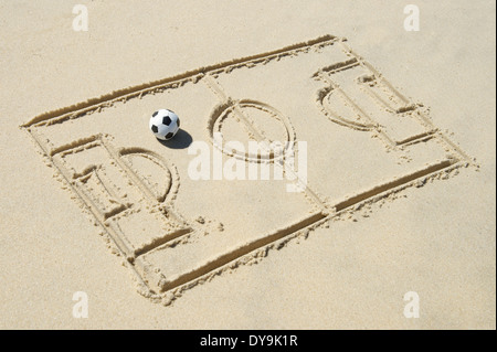 Einfache Strichzeichnung von Fußballfeld mit Fußball im Sand am brasilianischen Strand Stockfoto