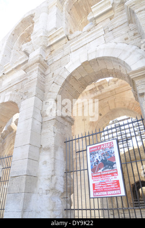 Plakat Werbung Stierkampf auf den Vordermann bis Stein gestrahlt Bögen von Roman Amphitheatre in Arles, Frankreich Stockfoto