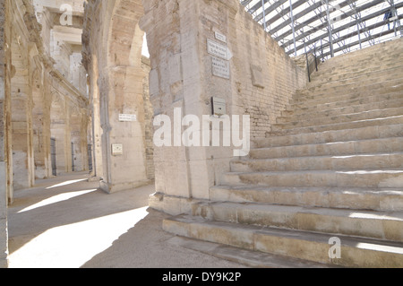 Herausgeputzt-Up Stein gestrahlt Bögen und Schritte der Roman Amphitheatre in Arles, Frankreich Stockfoto