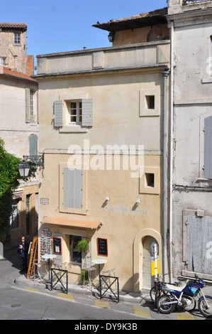 La Maison Jaune Brocante Tourist Shop vor der römischen Amphitheater-Arles-Frankreich Stockfoto