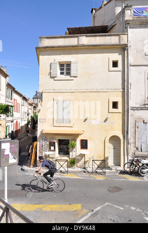 La Maison Jaune Brocante Tourist Shop vor der römischen Amphitheater-Arles-Frankreich Stockfoto