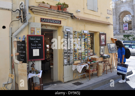 La Maison Jaune Brocante Tourist Shop vor der römischen Amphitheater-Arles-Frankreich Stockfoto