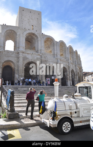 Le petit Train touristischen Fahrzeug hält im Roman Amphitheatre in Arles, Frankreich Stockfoto