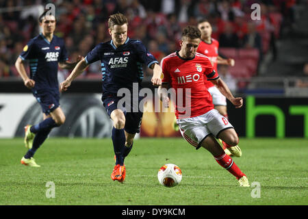 Lissabon, Portugal. 10. April 2014. AZ Alkmaar Verteidiger Mattias Johansson (L) Herausforderungen mit Benfica Serbisch weiterleiten Miralem Sulejmani (R) während des Spiels zwischen SL Benfica Lissabon aus Portugal und AZ Alkmaar aus Holland für das Rückspiel im Viertelfinale der UEFA Europa League, bei Benfica Luz Stadium in Lissabon Credit: Action Plus Sport/Alamy Live News Stockfoto