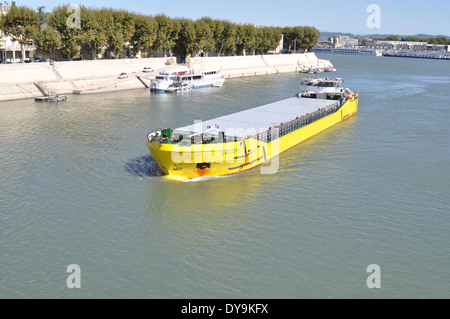 Ein großer Fluss Schiff segelt auf dem Fluss Rhone in Arles Stockfoto