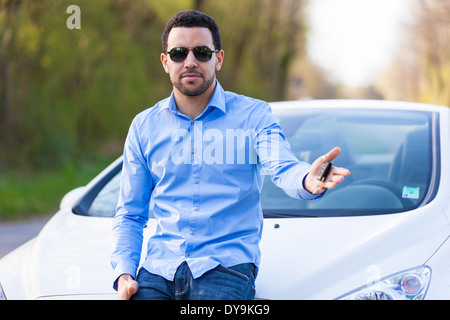 Lateinamerikanische Fahranfänger hält mit seinem neuen Auto Autoschlüssel Stockfoto