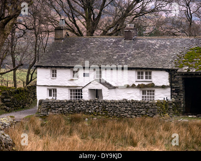 Alte weiße gewaschenen Farm Cottage mit Schieferdach und angebaute Scheune, Brücke Ende Cottage Farm, wenig Langdale, Cumbria, England, UK Stockfoto