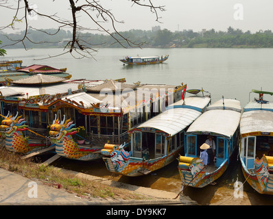Sampans verwendet für Perfumed Fluss Boot Touren ln vor der Thien Mu Pagode am Fluss Perfumed Hue, Vietnam Stockfoto