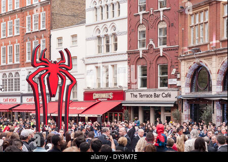 Leicester Square, London, UK, 10. April 2014.  Menschenmengen versammeln, um die Stars des Films "The Amazing Spider-Man 2" zu sehen, die seine Weltpremiere hatte. Bildnachweis: Stephen Chung/Alamy Live-Nachrichten Stockfoto