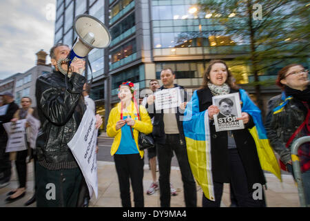 London, UK. 10. April 2014. Peter Tatchell schließt sich ukrainische Demonstranten außerhalb der Barbican in London Credit: Guy Corbishley/Alamy Live News Stockfoto