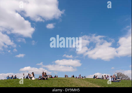 Primrose Hill, London, UK, 10. April 2014.  Frühlingssonne und warmes Wetter brachte Massen, genießen die Aussicht von der Spitze der Primrose Hill. Bildnachweis: Stephen Chung/Alamy Live-Nachrichten Stockfoto