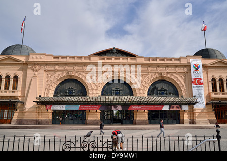 Fassade des Estación Mapocho Gebäude dient als Kulturzentrum genutzt. Die Station wird für Kunstausstellungen und Leistungen verwendet. Stockfoto