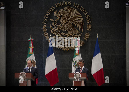 Mexico City, Mexiko. 10. April 2014. Mexican President Enrique Pena Nieto (R) und der französische Präsident Francois Hollande nehmen Teil in einer Vereinbarung Unterzeichnungszeremonie in Los Pinos offiziellen Wohnsitz in Mexiko-Stadt, Hauptstadt von Mexiko, am 10. April 2014. Francois Hollande kam für einen 2-tägigen Staatsbesuch nach Mexiko, nach lokalen Presse. Bildnachweis: Alejandro Ayala/Xinhua/Alamy Live-Nachrichten Stockfoto