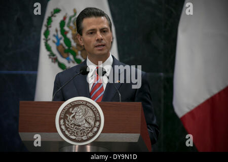 Mexico City, Mexiko. 10. April 2014. Mexikanische Präsident Enrique Pena Nieto hält eine Rede bei einer Vereinbarung Unterzeichnungszeremonie in Los Pinos offiziellen Wohnsitz in Mexiko-Stadt, Hauptstadt von Mexiko, am 10. April 2014. Francois Hollande kam für einen 2-tägigen Staatsbesuch nach Mexiko, nach lokalen Presse. Bildnachweis: Alejandro Ayala/Xinhua/Alamy Live-Nachrichten Stockfoto