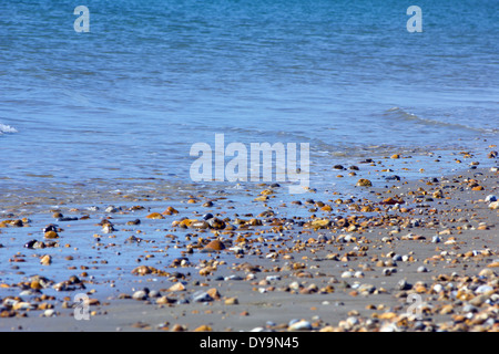 Meer Bild von einem tiefblauen Meer, am Strand mit Kieselsteinen Abwasch. Stockfoto