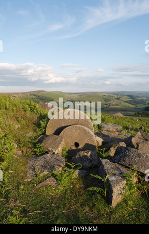 Verlassene Millstones Grindstones, Stanage Edge nahe High Neb im Derbyshire Peak District England, English National Park Stockfoto