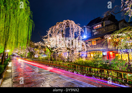 Kyoto, Japan im historischen Stadtteil Gion während der Frühjahrssaison. Stockfoto