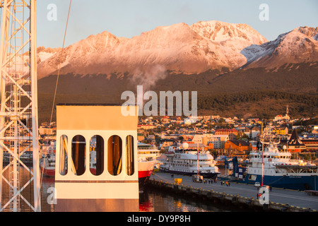 Sonnenaufgang über der Antarktis-Expedition Schiffe im Hafen von Ushuaia ist die Hauptstadt von Feuerland in Argentinien, Stockfoto