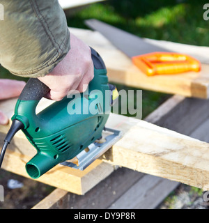 In der Hand, Kiefer Brett Sägen Laubsäge Stockfoto