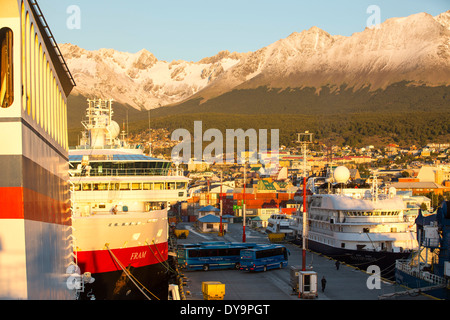 Sonnenaufgang über der Antarktis-Expedition Schiffe im Hafen von Ushuaia ist die Hauptstadt von Feuerland in Argentinien, Stockfoto