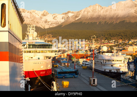 Sonnenaufgang über der Antarktis-Expedition Schiffe im Hafen von Ushuaia ist die Hauptstadt von Feuerland in Argentinien, Stockfoto