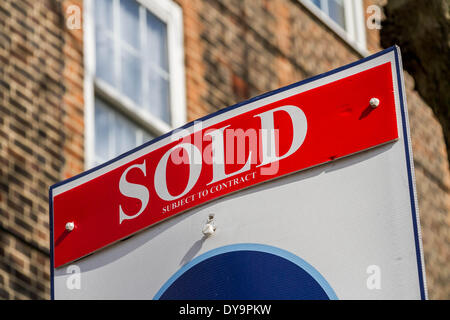 Immobilienmakler-boards Werbung, Verkauf oder Vermietung in Süd-Ost-London, UK zu sehen. Stockfoto