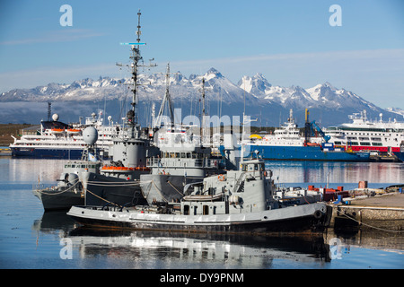 Argentinische Marineschiffe in der Stadt Ushuaia ist die Hauptstadt von Feuerland in Argentinien, Stockfoto