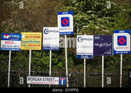 Immobilienmakler-boards Werbung, Verkauf oder Vermietung in Süd-Ost-London, UK zu sehen. Stockfoto