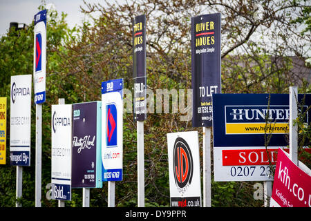 Immobilienmakler-boards Werbung, Verkauf oder Vermietung in Süd-Ost-London, UK zu sehen. Stockfoto