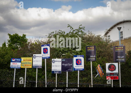 Immobilienmakler-boards Werbung, Verkauf oder Vermietung in Süd-Ost-London, UK zu sehen. Stockfoto