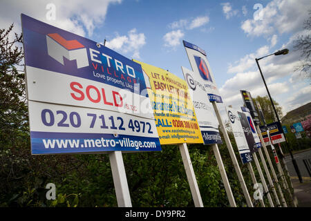 Immobilienmakler-boards Werbung, Verkauf oder Vermietung in Süd-Ost-London, UK zu sehen. Stockfoto
