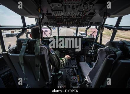 (140411)--ist NEVATIM Airbase (ISRAEL), 11. April 2014 (Xinhua)--ein israelischer Pilot im Cockpit einer C-130J Super Hercules bei Nevatim Air Base nahe Beer Sheva, Südisrael, am 9. April 2014 gesehen. Die C-130J Super Hercules wurde am Mittwoch in die Reihen der israelischen Luftwaffe (IAF) eingeweiht. Flugzeug-Nummer 661, die Boden auf der Nevatim Air Base nach einem 12-Stunden-Flug von den Vereinigten Staaten berührt, ist der erste von drei J-Modellflugzeuge, die Israel von Lockheed Martin Corporation.Equipped mit israelische elektronische Kampfführung bestellt, Verteidigung und andere Systeme und Custom-bu Stockfoto