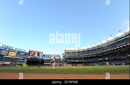 Bronx, New York, USA. 9. April 2014. Masahiro Tanaka (Yankees) MLB: New York Yankees Start Krug Masahiro Tanaka liefert die erste Seillänge im 1. Inning während der MLB-Spiel zwischen den New York Yankees und der Baltimore Orioles im Yankee Stadium in der Bronx, New York, Vereinigte Staaten von Amerika. Bildnachweis: AFLO/Alamy Live-Nachrichten Stockfoto