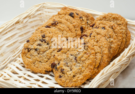 frische hausgemachte Rosine Schokoladenkekse in einem Korb Stockfoto