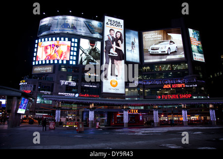 Dundas Square in Toronto bei Nacht mit Plakaten Stockfoto