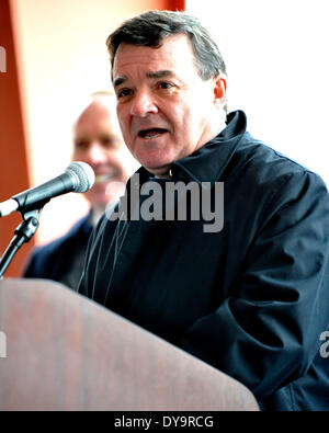 Ottawa, Kanada. 10. April 2014. Kanadas ehemaliger Finanzminister Jim Flaherty hat in seiner Heimat Ottawa am 10. April 2014 im Alter von 64 starb. Foto: Jim Flaherty, Minister der Finanzen, Regierung von Kanada, besucht den erste Spatenstich für die immergrünen Ziegelstein-arbeiten in Toronto am 8. Dezember 2008.  (Dominic Chan/EXImages) Stockfoto