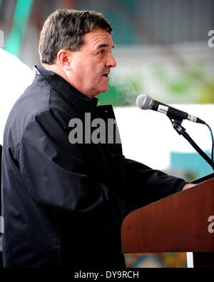 Ottawa, Kanada. 10. April 2014. Kanadas ehemaliger Finanzminister Jim Flaherty hat in seiner Heimat Ottawa am 10. April 2014 im Alter von 64 starb. Foto: Jim Flaherty, Minister der Finanzen, Regierung von Kanada, besucht den erste Spatenstich für die immergrünen Ziegelstein-arbeiten in Toronto am 8. Dezember 2008.  (Dominic Chan/EXImages) Stockfoto