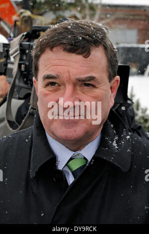 Ottawa, Kanada. 10. April 2014. Kanadas ehemaliger Finanzminister Jim Flaherty hat in seiner Heimat Ottawa am 10. April 2014 im Alter von 64 starb. Foto: Jim Flaherty, Minister der Finanzen, Regierung von Kanada, besucht den erste Spatenstich für die immergrünen Ziegelstein-arbeiten in Toronto am 8. Dezember 2008.  (Dominic Chan/EXImages) Stockfoto