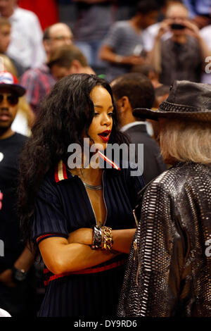 Los Angeles, Kalifornien, USA. 9. April 2013. Sängerin Rihanna besucht die NBA Basketball-Spiel zwischen den Oklahoma City Thunder und die Los Angeles Clippers im Staples Center in Los Angeles, Kalifornien. Charles Baus/CSM/Alamy Live-Nachrichten Stockfoto